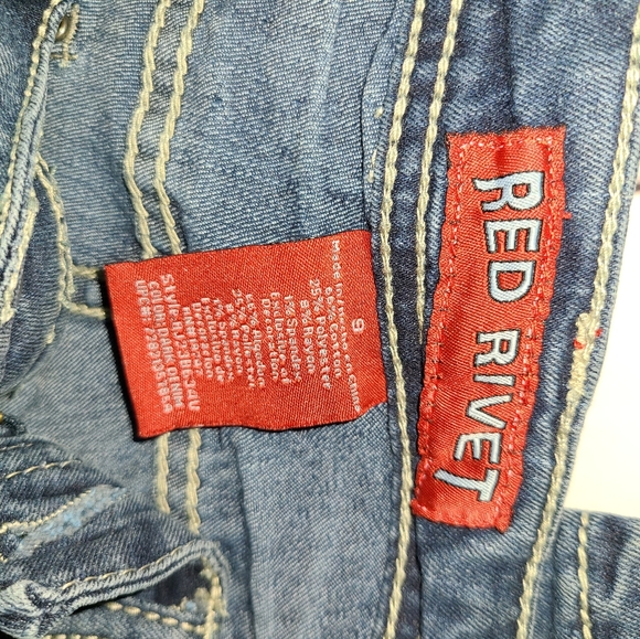 Red Rivet Jean Capri - Picture 10 of 11